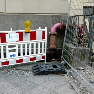 Fußgängerschild zeigt Gehrichtung ins Baustellenchaos. (Foto: Elisabeth Güth, FUSS e.V.)